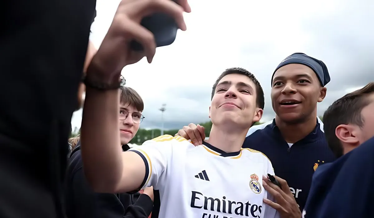 Fanático del Real Madrid se toma una foto con Mbappé en la concentración de la selección francesa