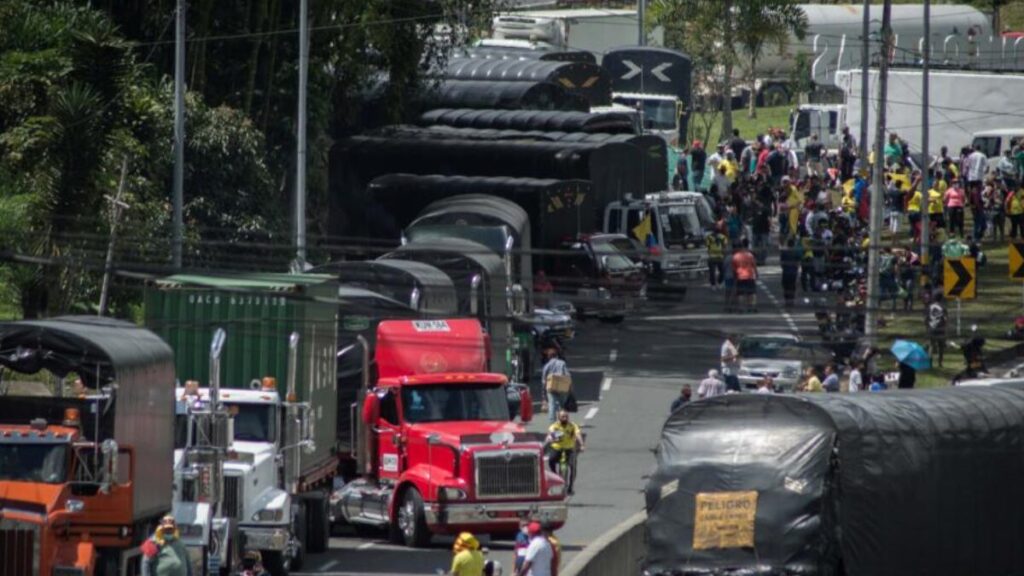 continua el paro de transportadores taxistas conductores de aplicaciones y moteros se suman a las protestas continua el paro de transportadores taxistas conductores de aplicaciones y moteros se suman