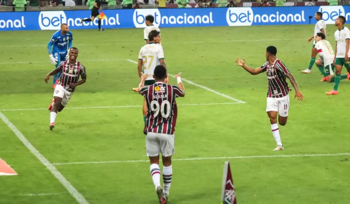 Serna celebra asistencia al gol de Arias en Fluminense x Palmeiras, por el Brasileirão.