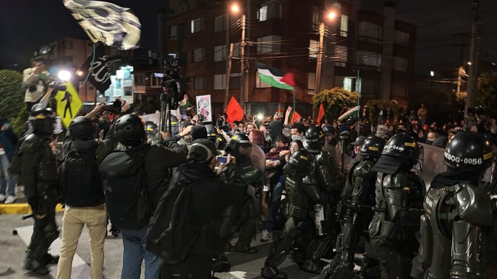 manifestantes propalestina intentaron ingresar a la fuerza a la embajada de estados unidos en bogota manifestantes propalestina intentaron ingresar a la fuerza a la embajada de estados unidos en bogot