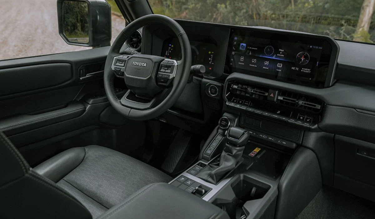 Interior de la Toyota Prado 2025